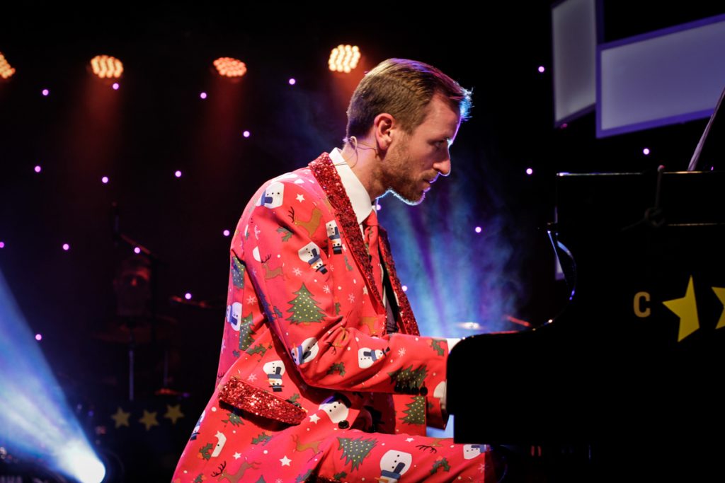 Die große Ass-Dur Weihnachtsshow - Bühnenbild - Ivan Ivanov - Tipi am Kanzleramt-Berlin - Musik & Comedy Show
